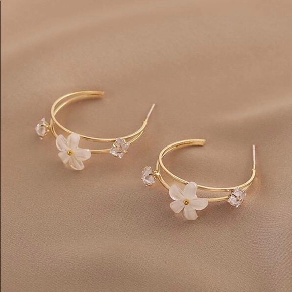 HOST PICK X2🎉New Flower hoop earrings 🌸 - Picture 2 of 3